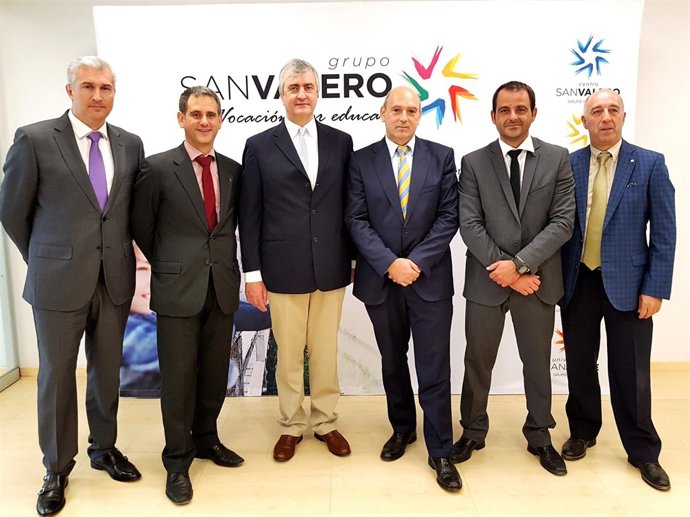 Foto de familia en el Grupo San Valero, este martes, en Zaragoza.