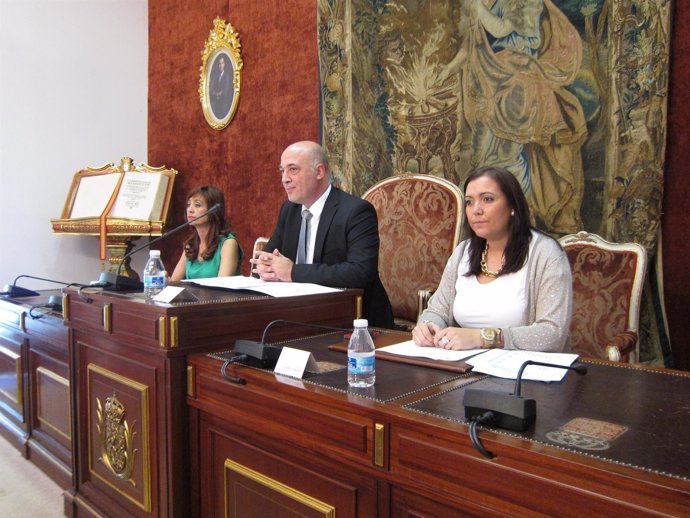 Antonio Ruiz (centro) preside un Pleno de la Diputación de Córdoba