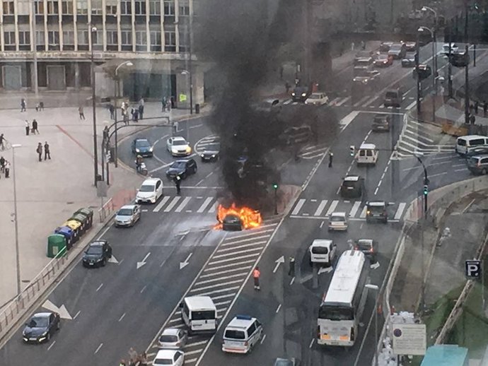 Coche incendiado en los accesos a San Mamés