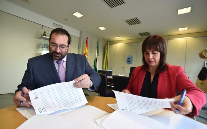 Germán González y Olvido de la Rosa en la firma del convenio del plan Progresa