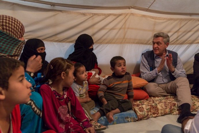 Filippo Grandi junto a una familia desplazada en el campo de Debaga.