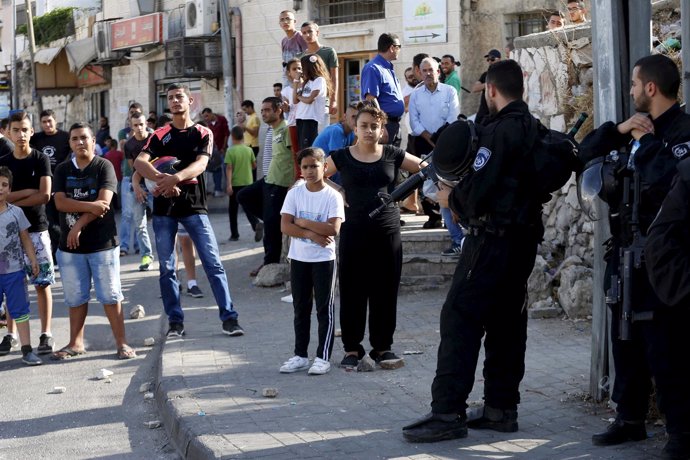 Niños palestinos en un control israelí en Jerusalén Este