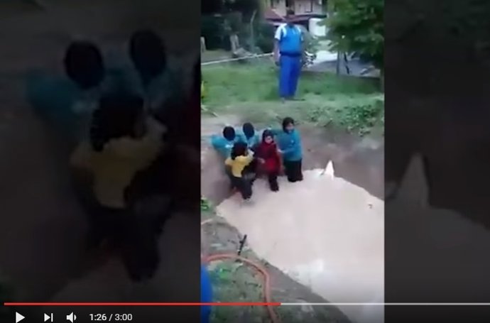Captura del polémico vídeo con niñas obligadas a cruzar charca con serpiente