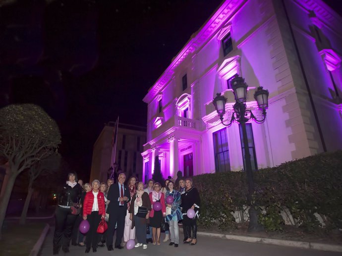 Iluminación Palacio de Gobierno de rosa por el Día del Cáncer