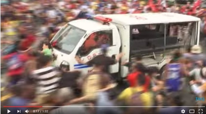 Momento en el que un furgón policial atropella a manifestantes en Manila