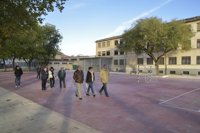 Concejales de Pamplona visitan Echavacoiz, que cuenta con nuevos ascensores y un nuevo patio en el colegio público