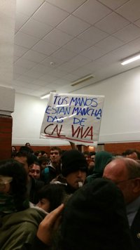 Decenas de estudiantes esperan a Felipe González en la universidad con pancartas sobre los GAL y gritos de "fascista"
