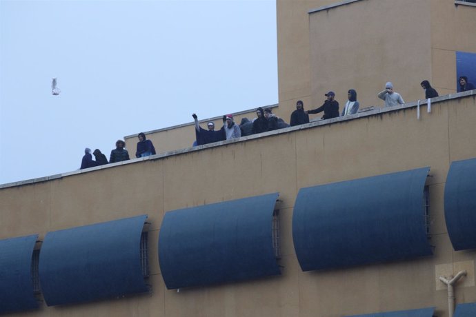 Inmigrantes apostados en el tejado del CIE de Aluche, en Madrid