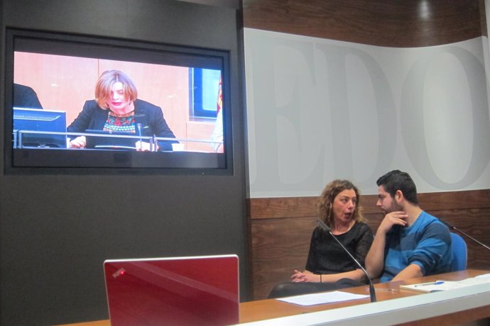 Cristina Pontón (IU) y Rubén Rosón (Somos) presentando el 'Manifiesto de Oviedo'