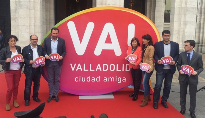 El alcalde de Valladolid, junto a miembros del equipo de Gobierno y del PSOE