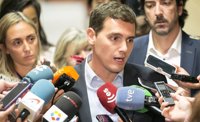 Albert Rivera apoya a Felipe González tras el escrache y rechaza los boicots