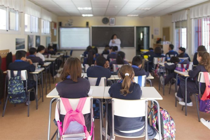 Colegio, escuela, aula, primaria, clase, niño, niña, niños, estudiando