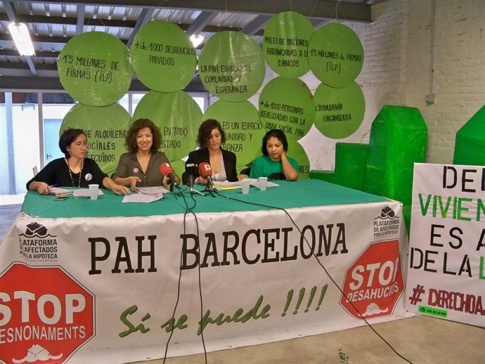 L.Fargas (Desc), E.Miralles (PAH), A.Franquesa (Irídia) y la denunciante