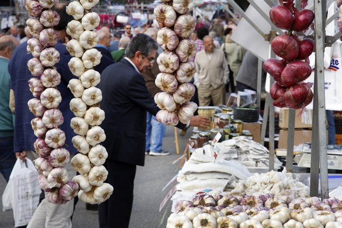 Revilla asiste a la feria de San Lucas en Hoznayo