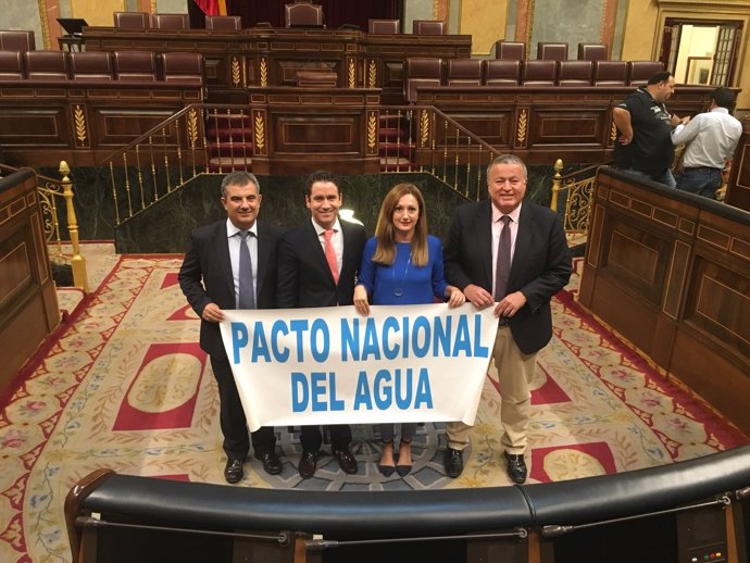 Imagen de los diputados del PP por la Región posando con el cartel