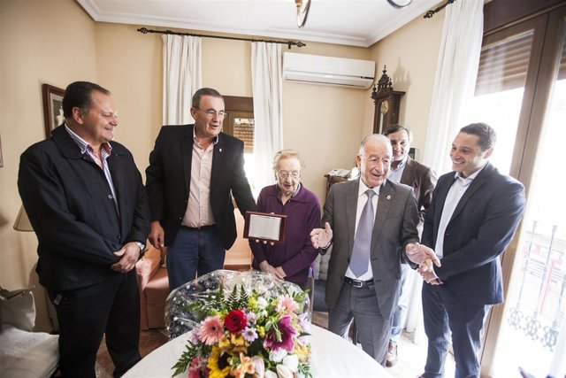 Melecia Lorente ha recibido una placa a la usuaria de Diputación más longeva.