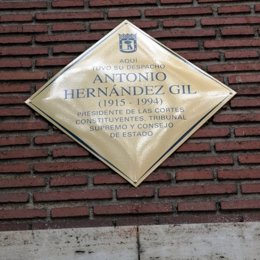 Placa en honor a Antonio Hernández Gil