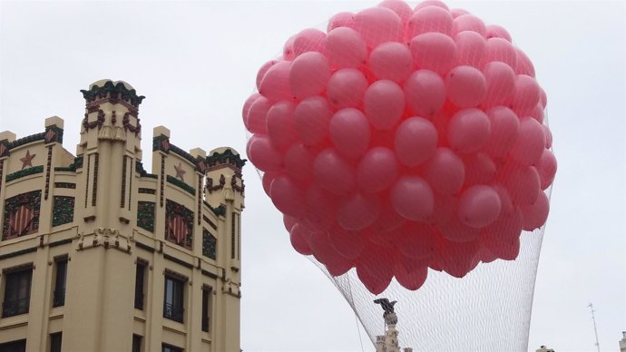 Suelta de globos en Valencia en el Día contra el Cáncer de Mama