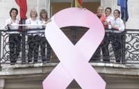 Cifuentes expresa su admiración y afecto a las mujeres que luchan contra el cáncer de mama