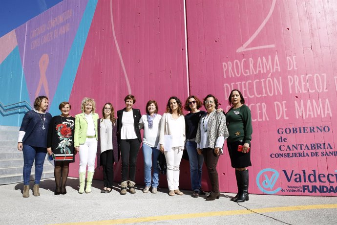 Inauguración del mural en Valdecilla sobre el cáncer de mama