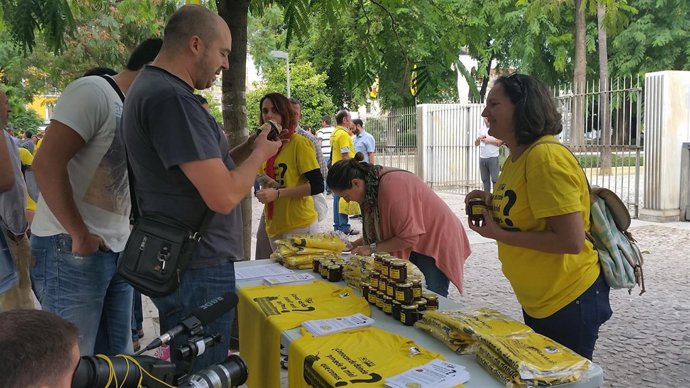 Apicultores reparten botes de miel.