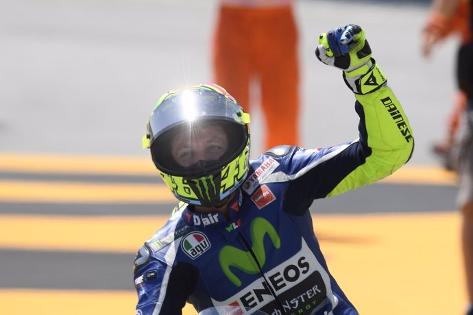 Valentino Rossi saludando durante el GP de Catalunya