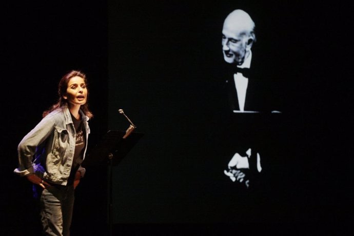 Blanca Marsillach recitando junto a su padre en la representación