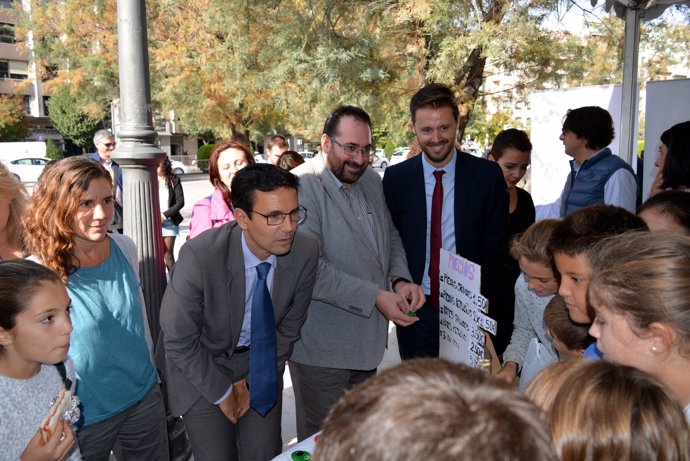 El alcalde de Granada y los delegados de la Junta con pequeños emprendedores