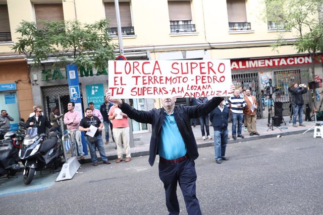 Exteriores de la reunión del Comité Federal del PSOE en la calle Ferraz