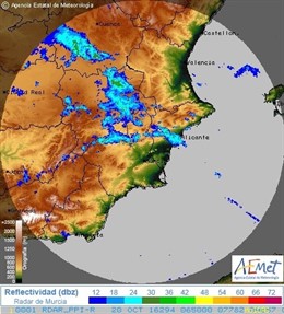 Amanece con cielos cubiertos y lluvias en Alicante