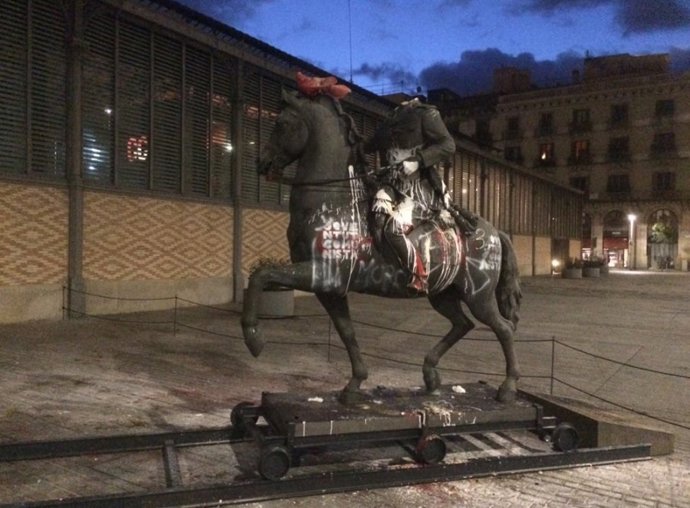 Estatua ecuestre de Franco en el Born amanece con una cabeza de cerdo