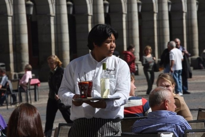 Un trabajador extranjero en una terraza