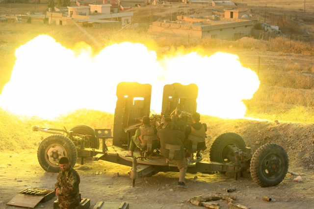 Peshmergas luchando en la ciudada de Naweran cerca de Mosul, en Irak