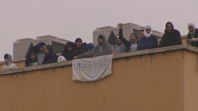 Numerosas reacciones tras el final del motín en el CIE de Aluche