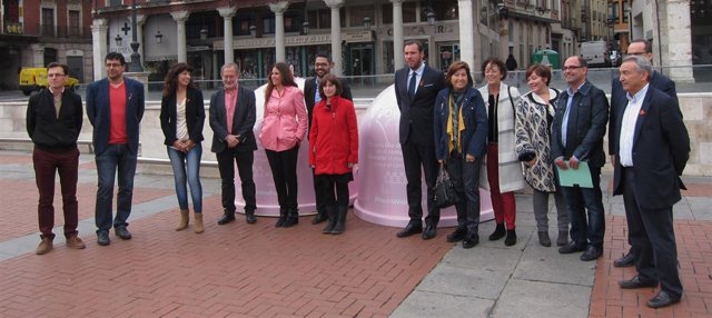 Parte de la Corporación municipal, ante los contenedores solidarios de Ecoembes