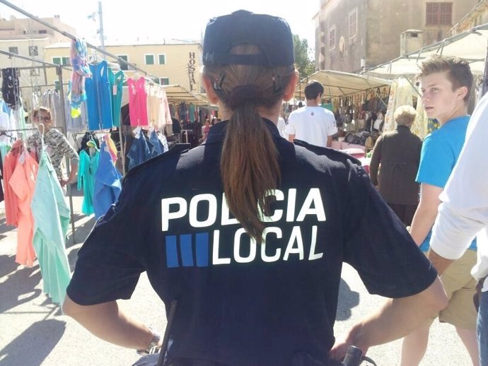 Policía Local en un mercado municipal