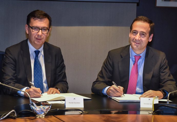 Román Escolano (BEI) y Gonzalo Gortázar (CaixaBank)