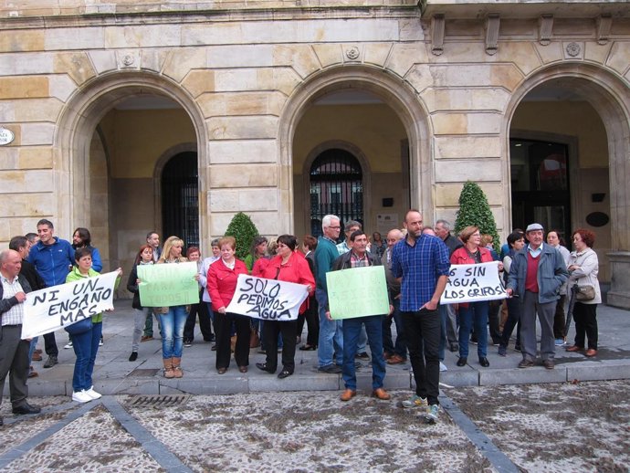 David Alonso XSP con vecinos de Fano y Lavandera afectados por la falta de agua 