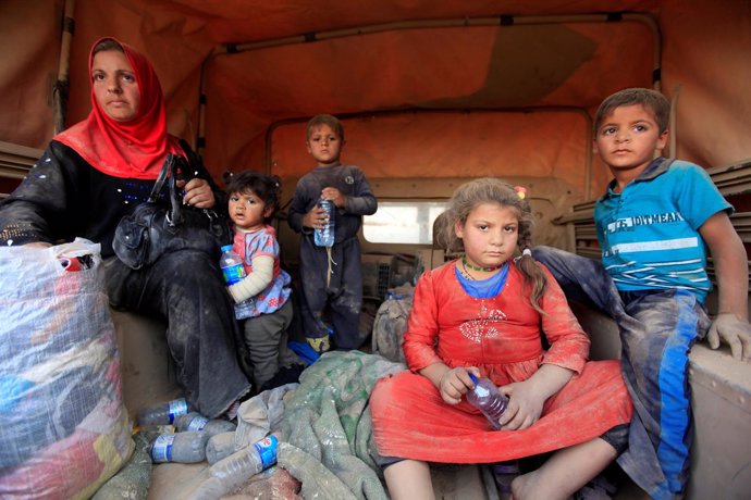 Iraquíes desplazados por la ofensiva sobre Mosul