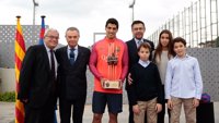 Suárez recibe el Aldo Rovira a mejor jugador del Barça la pasada temporada