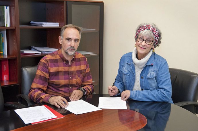 Roberto Pérez Elorza y Amelia Gurrucharri firman el convenio.