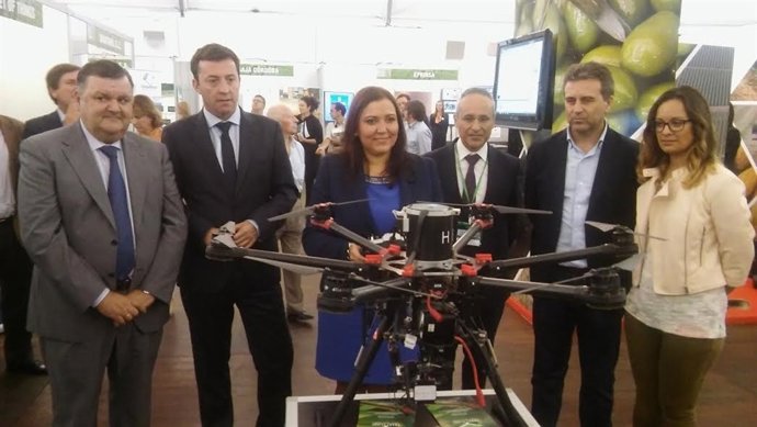 Carrillo (centro), entre Domínguez (izda) y Molinero, durante la inauguración