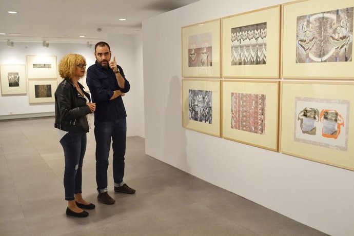 Ruz y Fernández contemplan varias obras de la muestra