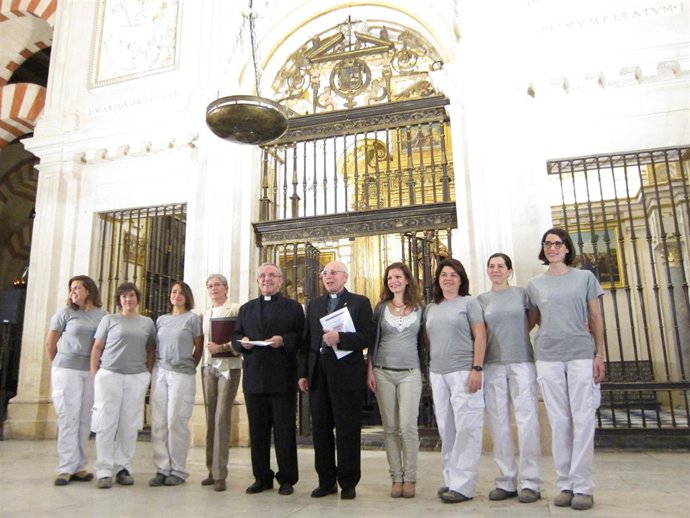 Pérez Moya, entre Barrena y Obrero, con las restauradoras, ante la capilla