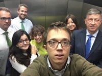 Errejón se hace un 'selfie' encerrado en el ascensor con tres diputados del PP