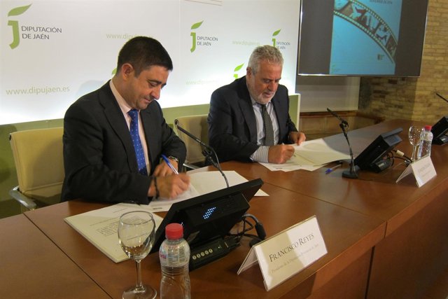 Reyes y Durán firman el convenio de colaboración entre Diputación y la RTVA.