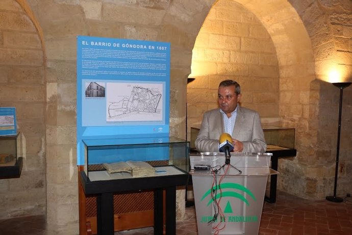 Alcalde prensenta el documento que acredita la residencia de Góngora