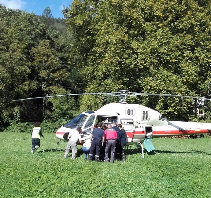 Imagen del traslado en helicóptero del herido