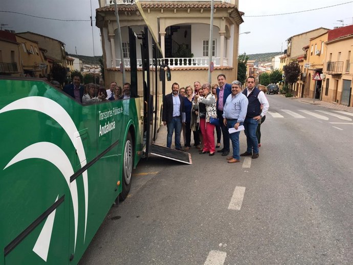 Valdivielso (1i) conoce uno de los autobuses accesibles.