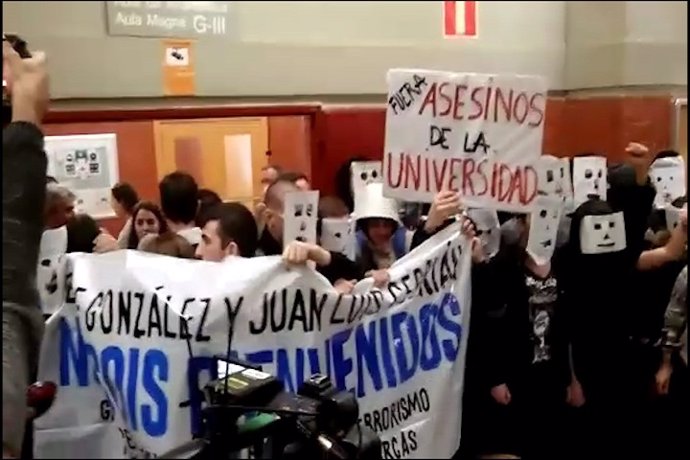 Estudiantes de la UAM abuchean a Felipe González y Cebrián